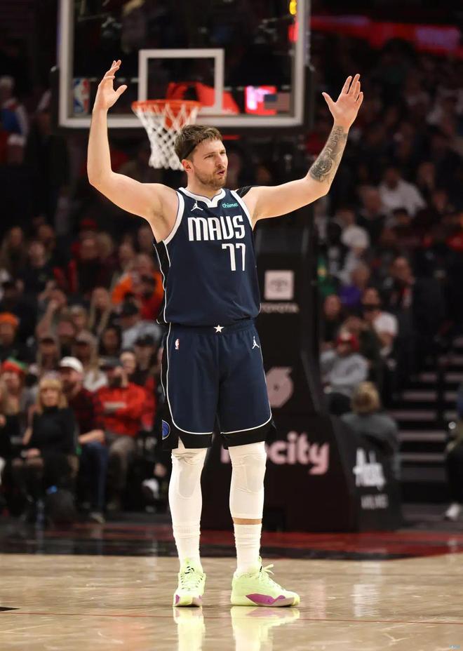 东契奇连续十五场比赛得分超过突破纪录,快船挑战极限! 东契奇连续十五场比赛得分超过突破纪录,快船挑战极限!